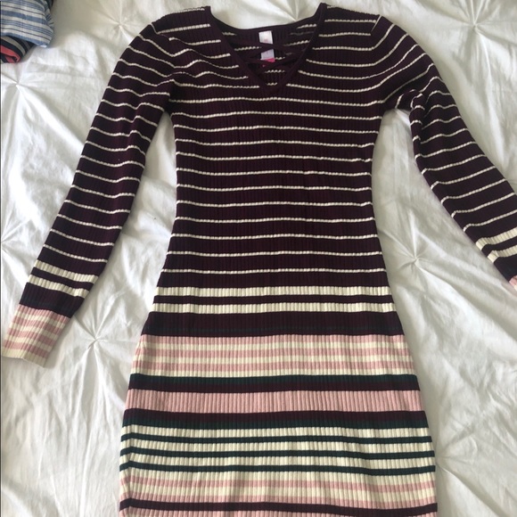 Sweater dress with cut out neckline - Picture 2 of 3